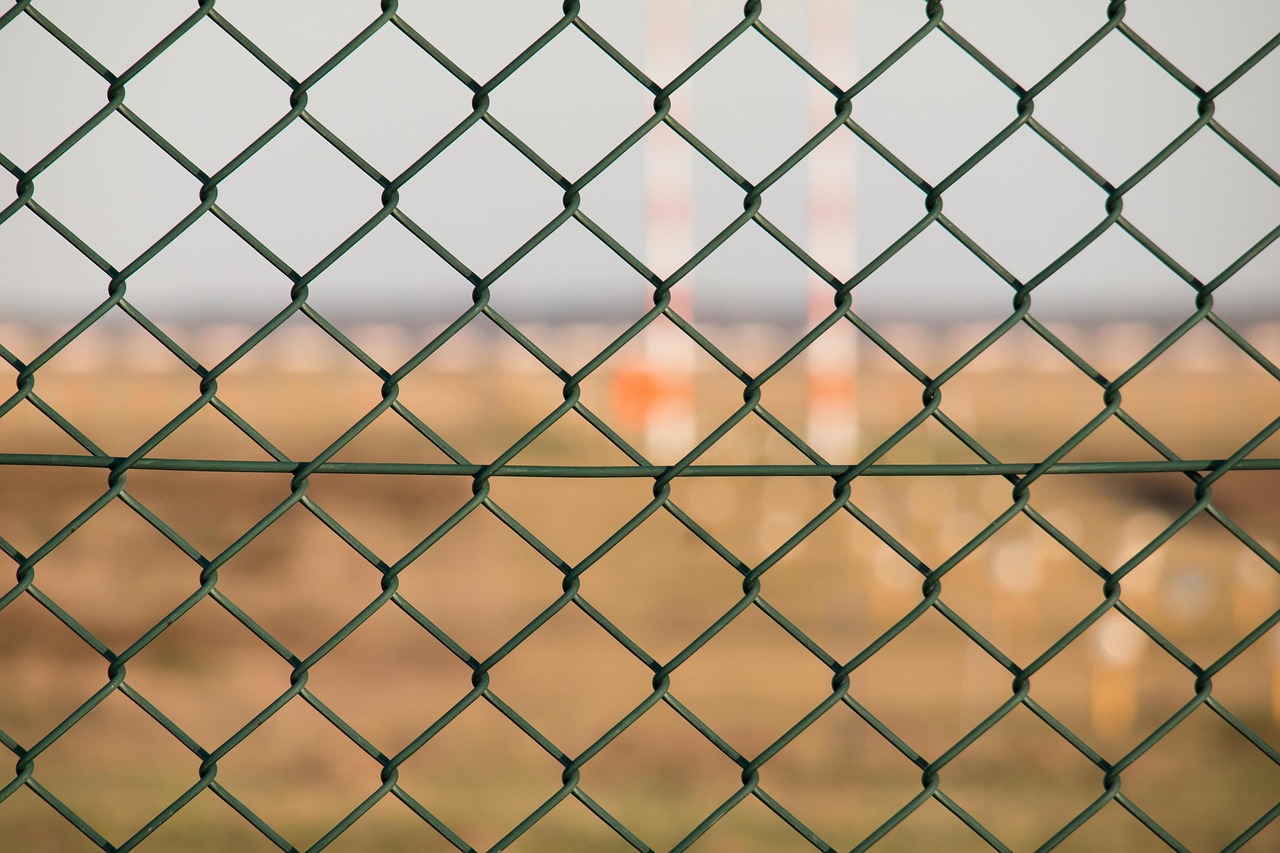 篮球场网格围栏，保护与美化的双重角色